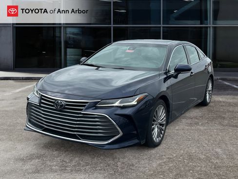 Used 2022 Toyota Avalon Limited image 2