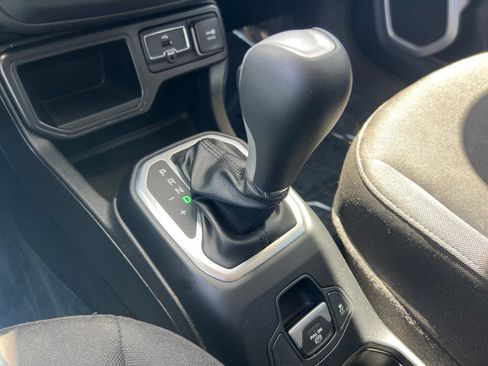 Used 2019 Jeep Renegade Latitude w/ UConnect 8.4 Nav Group FWD image 25