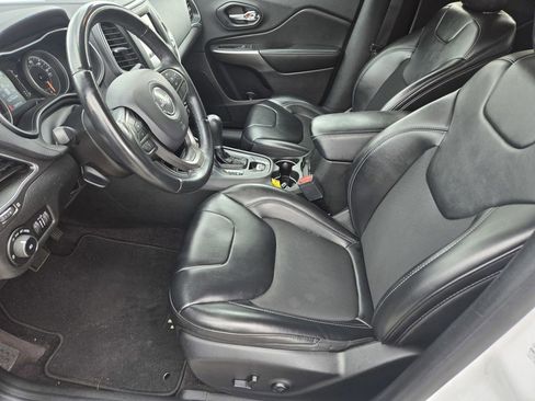 Used 2019 Jeep Cherokee Latitude Plus FWD image 25