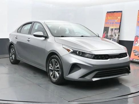 Used 2023 Kia Forte LXS image 2