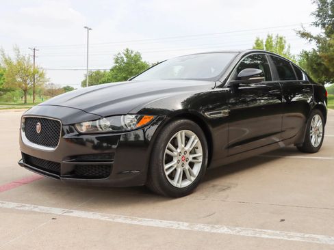 Used 2018 Jaguar XE Premium RWD image 3
