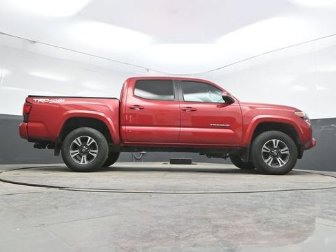 Used 2018 Toyota Tacoma TRD Sport w/ Technology Package image 40