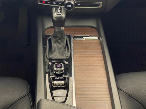 Used 2021 Volvo XC60 T5 Momentum w/ Premium Package image 18