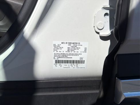 Used 2020 Ford Explorer Platinum w/ Premium Technology Package AWD/4WD image 23