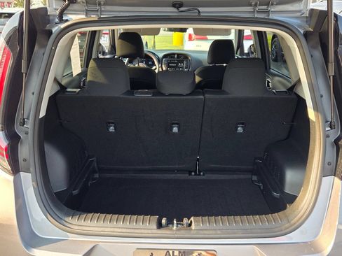 Used 2025 Kia Soul LX w/ LX Technology Package FWD image 12