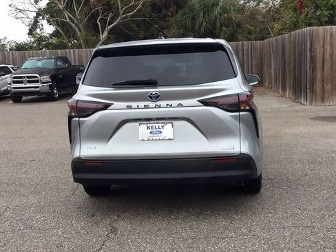 Used 2024 Toyota Sienna LE image 6
