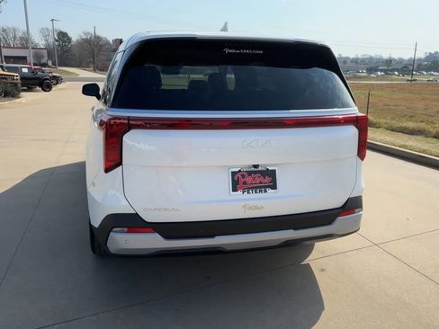 Used 2025 Kia Carnival image 8