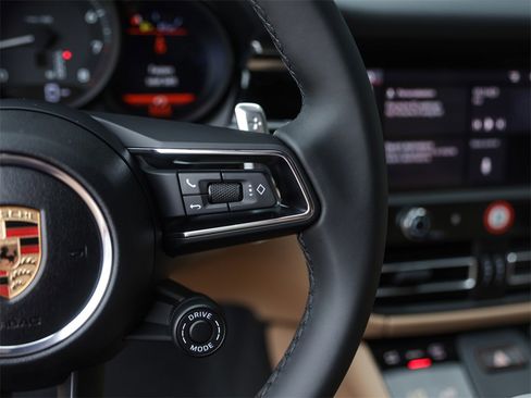 Used 2025 Porsche Macan image 19