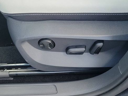 Certified 2025 Volkswagen Taos SE FWD image 17