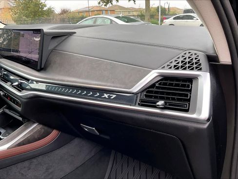 Used 2025 BMW X7 xDrive40i w/ Premium Package image 17