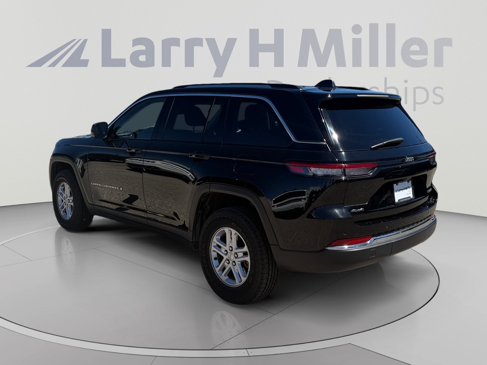 Used 2023 Jeep Grand Cherokee Laredo w/ Trailer Tow Prep Group (B) AWD/4WD image 3
