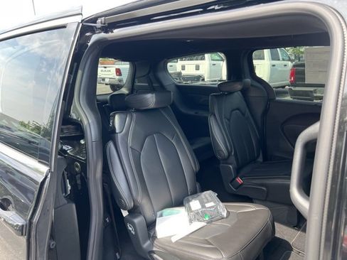 New 2026 Chrysler Pacifica Select image 12