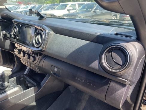 Used 2017 Toyota Tacoma TRD Off-Road w/ Premium & Technology Package AWD/4WD image 33