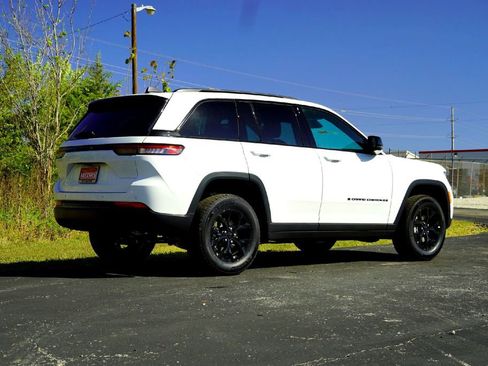 New 2025 Jeep Grand Cherokee Altitude image 6