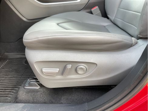 Used 2021 Toyota Highlander XLE AWD/4WD image 14