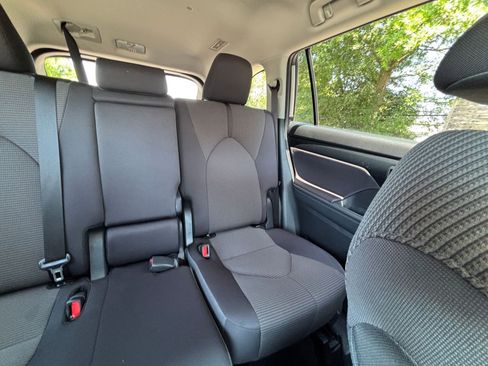 Used 2025 Toyota Highlander LE FWD image 40