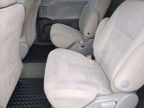 Used 2016 Toyota Sienna L image 19
