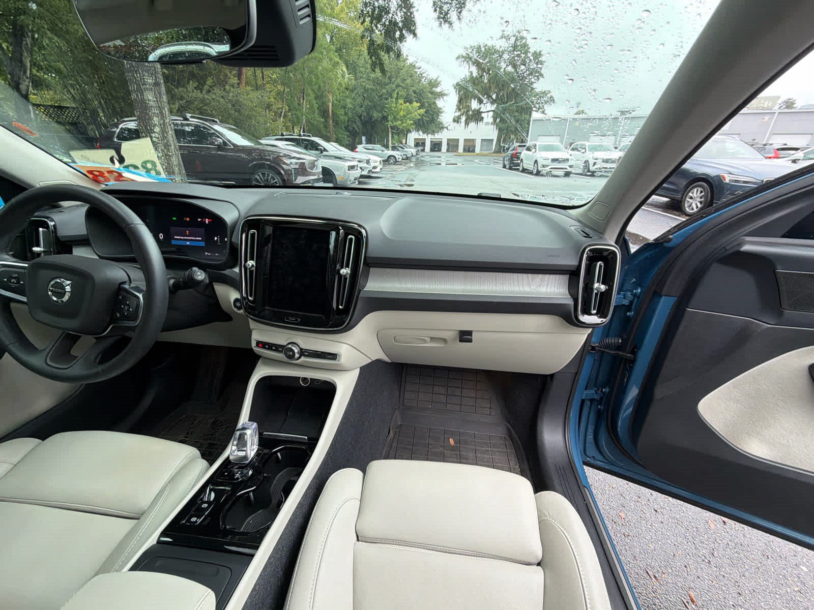 Certified 2024 Volvo XC40 B5 Ultimate w/ Protection Package Premier AWD/4WD image 21