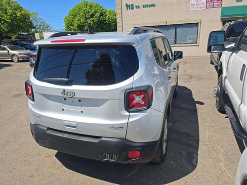 Used 2018 Jeep Renegade Latitude w/ Cold Weather Group AWD/4WD image 2