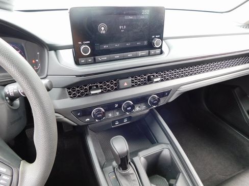 Used 2025 Honda Accord SE image 31