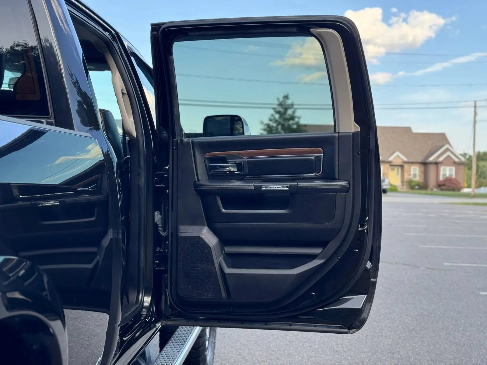 Used 2018 RAM 2500 Laramie w/ Snow Chief Group AWD/4WD image 15