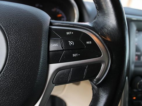 Used 2020 Jeep Grand Cherokee Laredo image 22