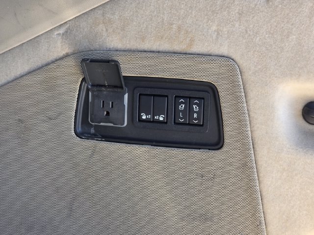 Used 2021 Cadillac Escalade ESV Premium Luxury w/ Driver Assist Tech Package AWD/4WD image 34