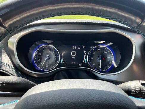 Used 2021 Chrysler Pacifica Touring-L FWD image 17