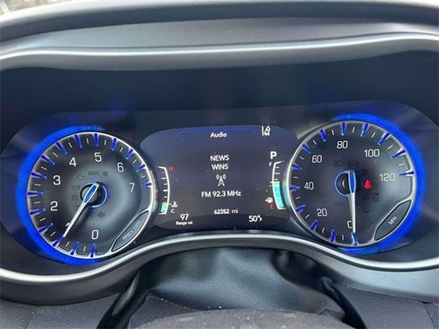 Used 2023 Chrysler Pacifica Touring-L image 21