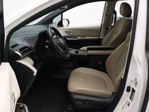 Used 2022 Toyota Sienna XLE FWD image 14