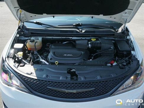 Used 2018 Chrysler Pacifica Touring Plus FWD image 7