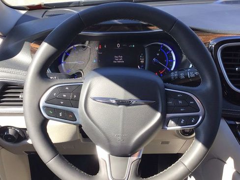 Used 2023 Chrysler Pacifica Limited image 17