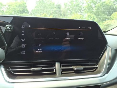 Used 2025 Chevrolet Trax LT w/ LT Convenience Package FWD image 17