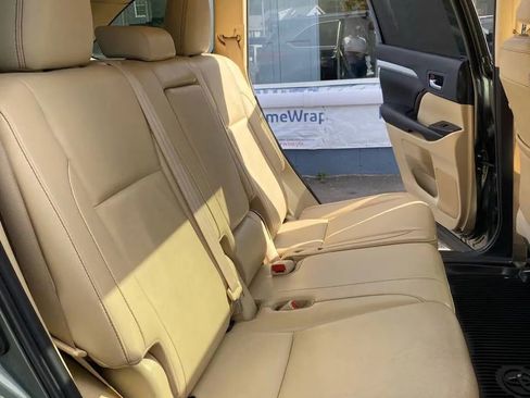 Used 2019 Toyota Highlander XLE image 29