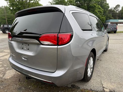 Used 2018 Chrysler Pacifica Touring-L FWD image 5