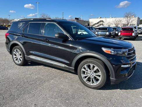 Used 2022 Ford Explorer XLT w/ Equipment Group 202A image 9
