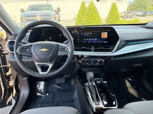 Used 2025 Chevrolet Trax LT w/ LT Convenience Package FWD image 24