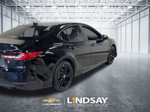 Used 2025 Toyota Camry SE image 9