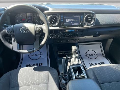 Used 2017 Toyota Tacoma TRD Off-Road w/ Premium & Technology Package AWD/4WD image 11