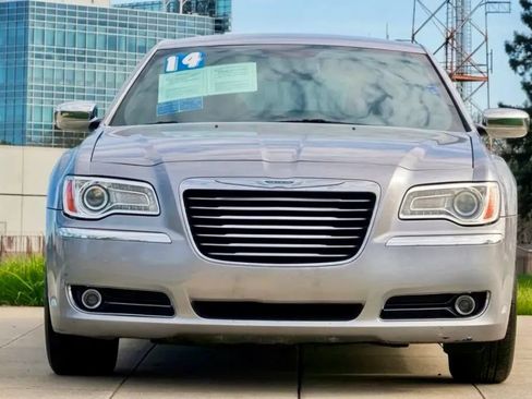 Used 2014 Chrysler 300 C RWD image 2
