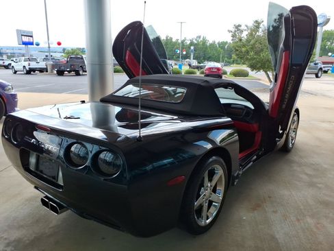 Used 2004 Chevrolet Corvette Convertible w/ Preferred Equipment Group RWD image 12