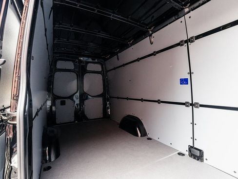 Used 2025 Mercedes-Benz Sprinter 2500 image 27