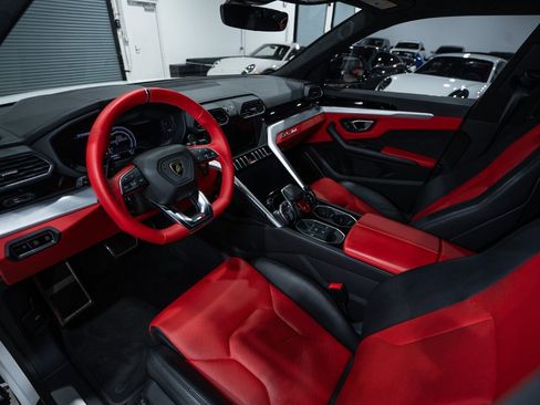 Used 2019 Lamborghini Urus image 18