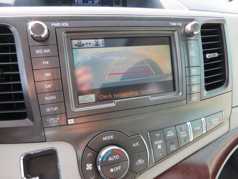 Used 2012 Toyota Sienna XLE image 20