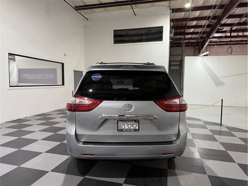 Used 2017 Toyota Sienna Limited Premium image 6