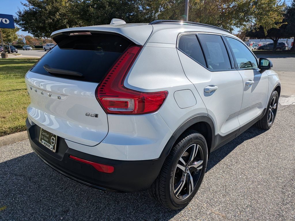 Certified 2023 Volvo XC40 B5 Plus w/ Driver Assist Package AWD/4WD image 4