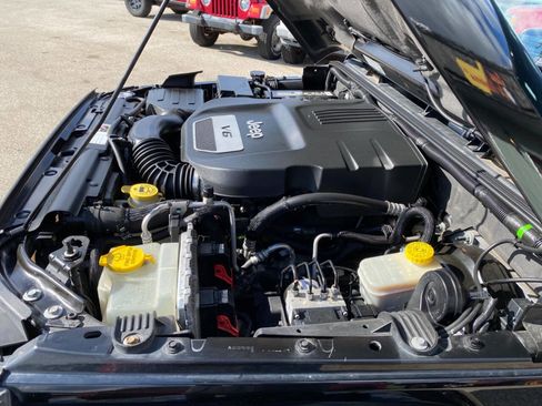 Used 2014 Jeep Wrangler Unlimited Sahara image 15