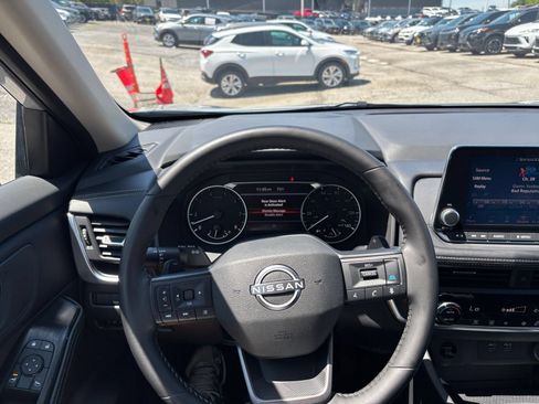 Used 2025 Nissan Rogue SV FWD image 29