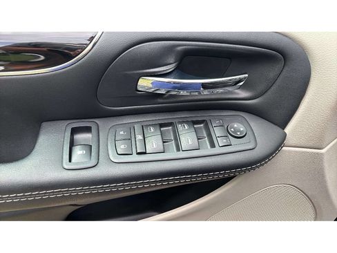 Used 2017 Dodge Grand Caravan SXT FWD image 23