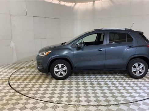 Used 2022 Chevrolet Trax LT w/ LT Convenience Package image 5